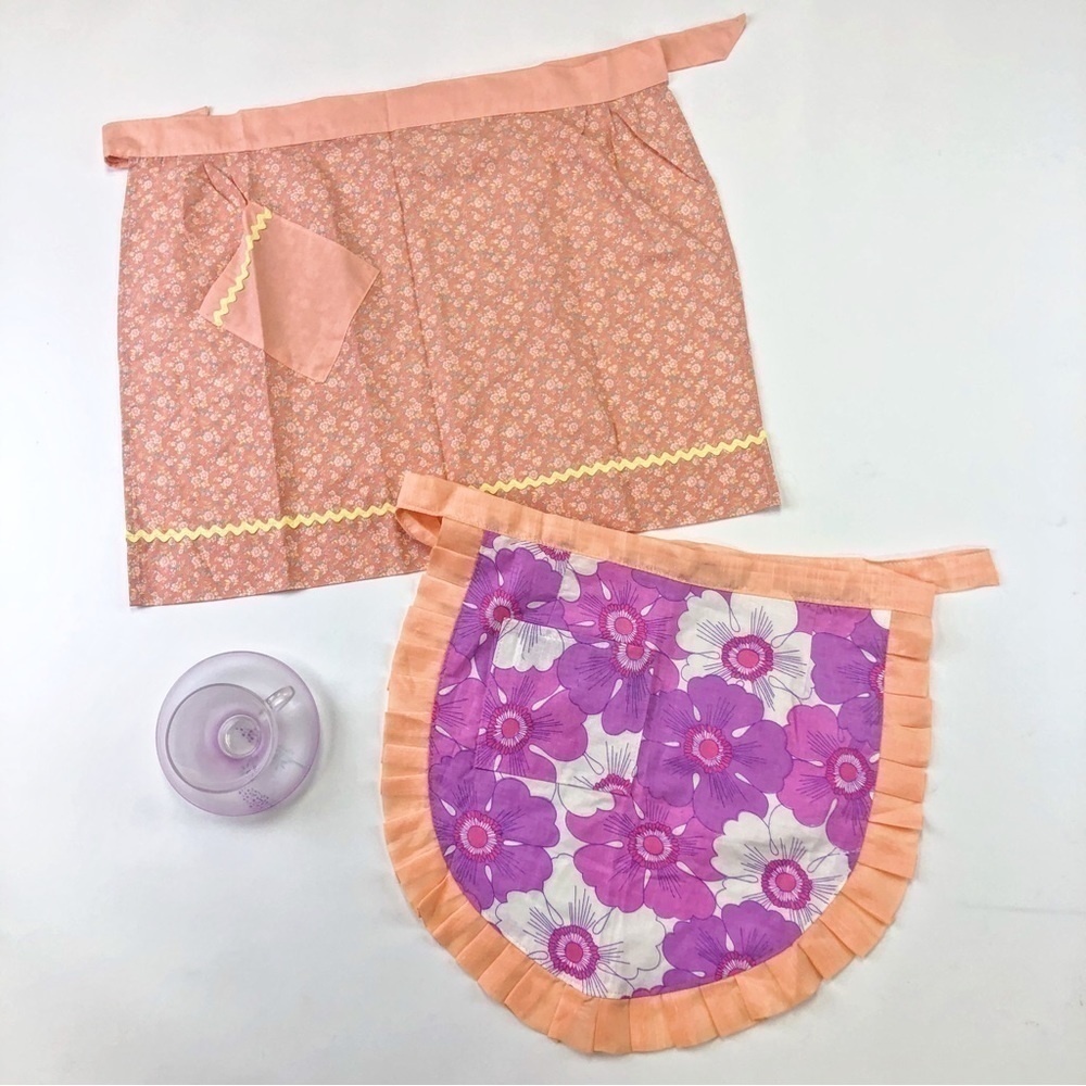 𝅺VINTAGE 60s Retro Apron pair floral prints Classic Kitchen